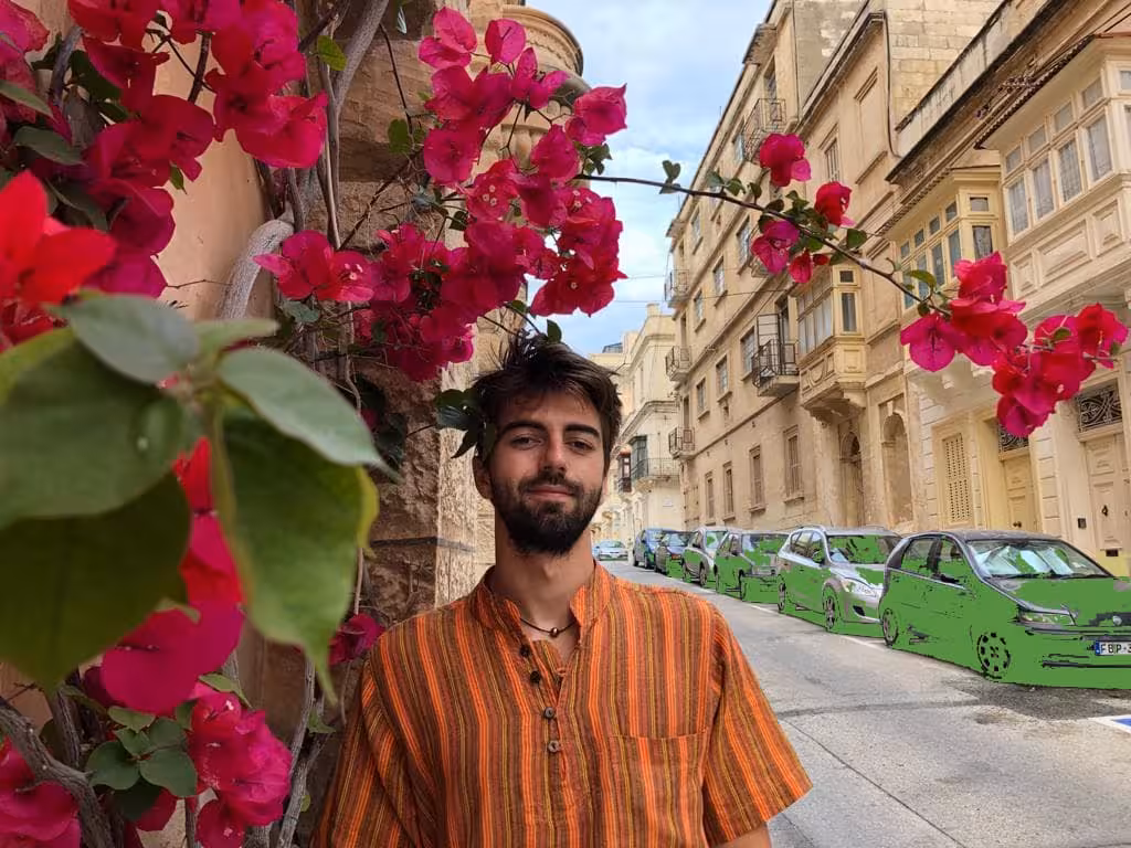 Jimmy Garsia en voyage, sous les bougainvilliers