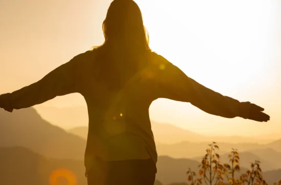 Femme bras ouverts au lever de soleil, élan - blog Renaissance