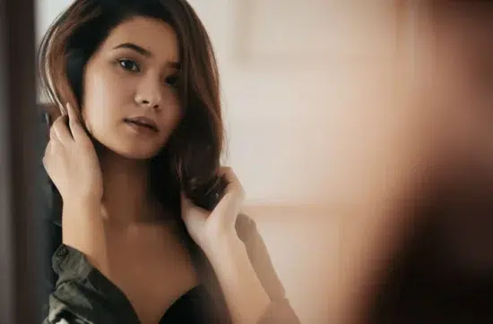 Femme face à un miroir, regard sur soi - blog Renaissance