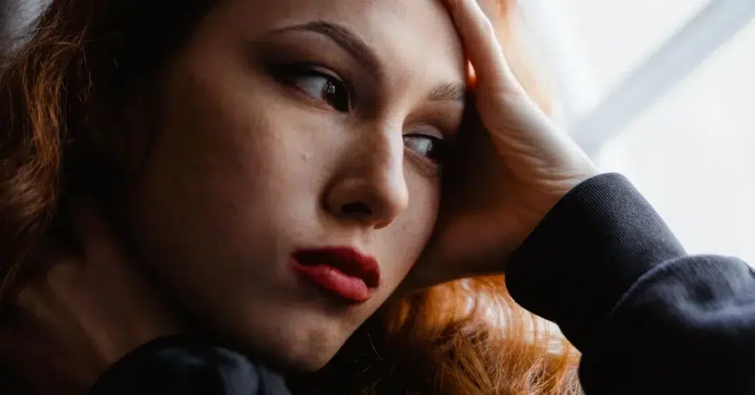 Femme pensive à la fenêtre, doute amoureux - blog Renaissance