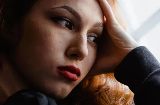 Femme pensive à la fenêtre, doute amoureux - blog Renaissance