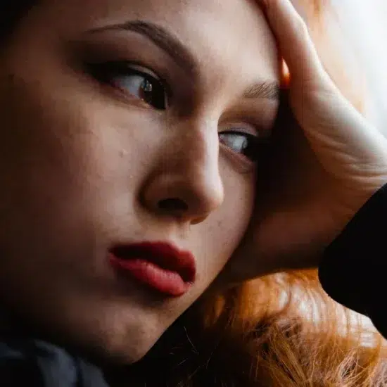 Femme pensive à la fenêtre, doute amoureux - blog Renaissance
