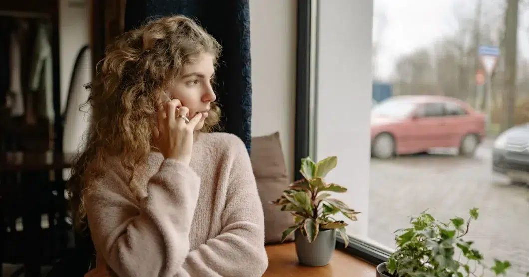 Femme qui attend un message, chaud et froid en amour