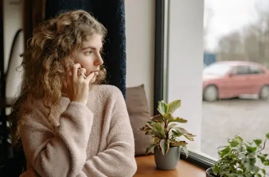Femme qui attend un message, chaud et froid en amour