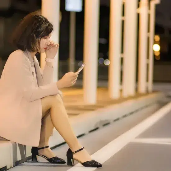 Femme regardant son telephone la nuit, ghosting