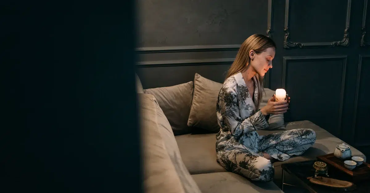 je me sens vide : femme seule dans la pénombre