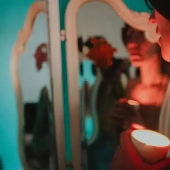 je ne sais pas qui je suis : femme face à son reflet