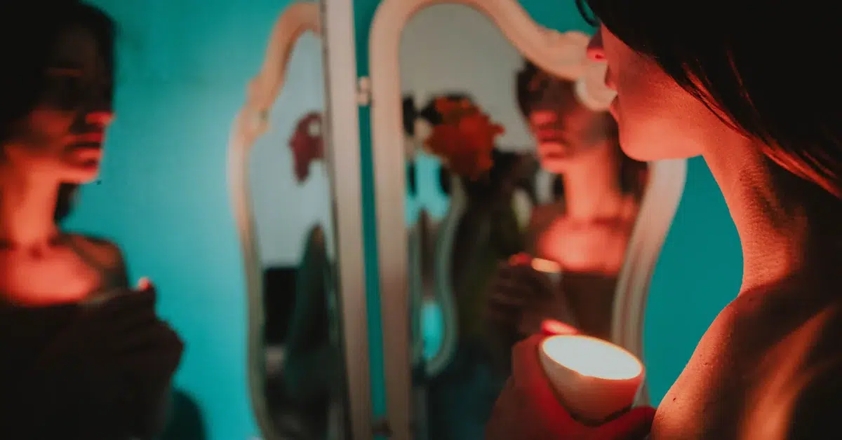 je ne sais pas qui je suis : femme face à son reflet
