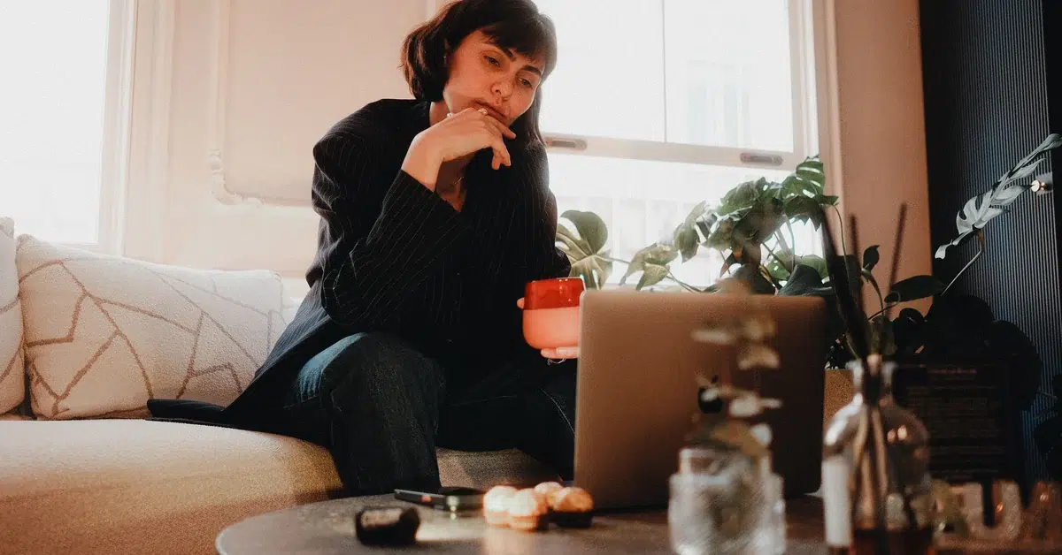love coach, coach en amour : femme qui hésite à demander de l'aide en amour