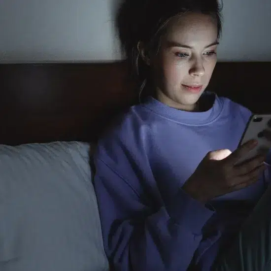 suis-je toxique en couple : femme seule la nuit qui relit ses messages