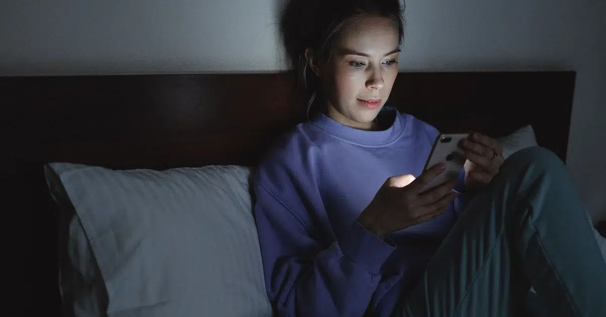 suis-je toxique en couple : femme seule la nuit qui relit ses messages